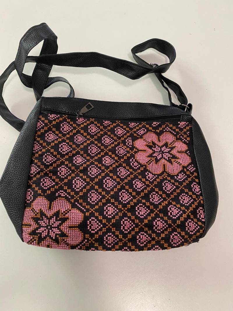 Schöne Handbestickte Crossbody/Schultertasche Mit Blumenstickerei Aus Palästina Schöne Handbestickte Crossbody/Schultertasche Mit Blumenstickerei Aus Palästina von EmbroideryPalestine