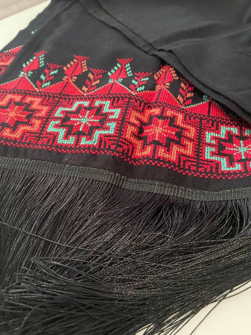 Schöner Schwarzer Schal Handbestickt in Rot Und Türkis Aus Palästina Schöner Schwarzer Schal Handbestickt in Rot Und Türkis Aus Palästina von EmbroideryPalestine