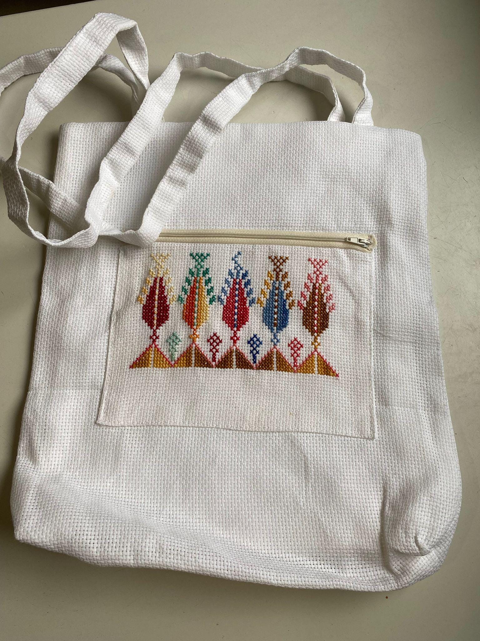 Weißer Jutebeutel Mit Bunter Stickerei Aus Palästina von EmbroideryPalestine