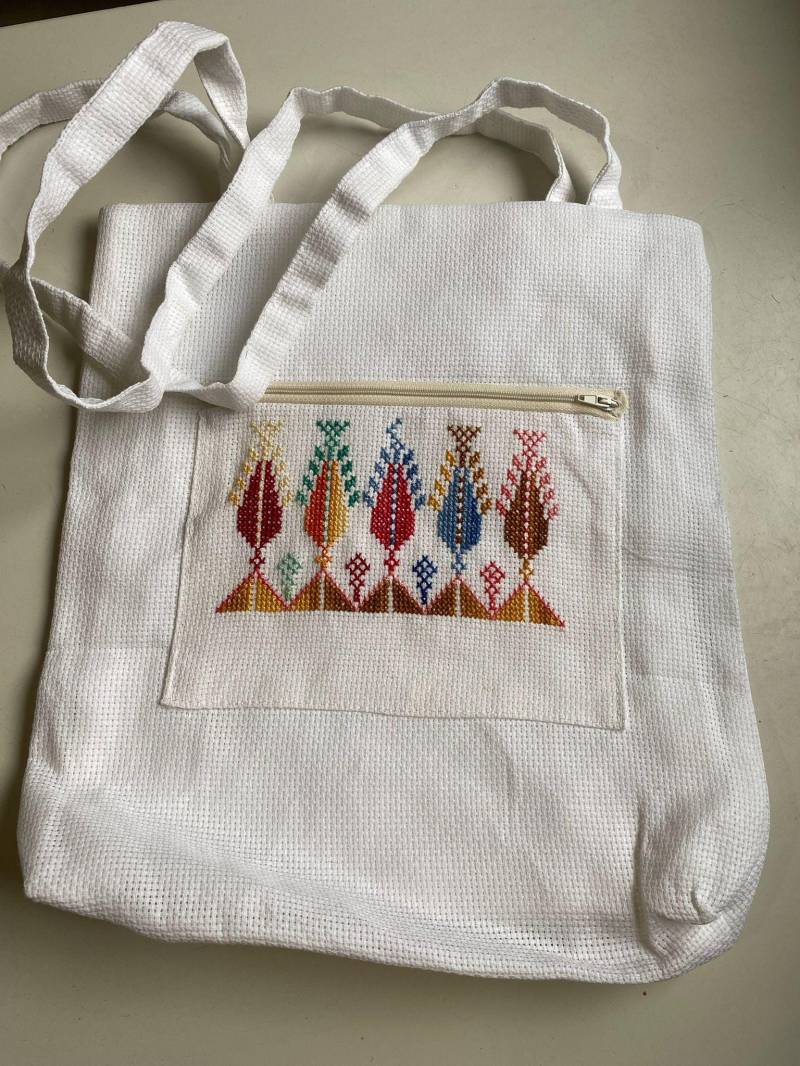 Weißer Jutebeutel Mit Bunter Stickerei Aus Palästina von EmbroideryPalestine