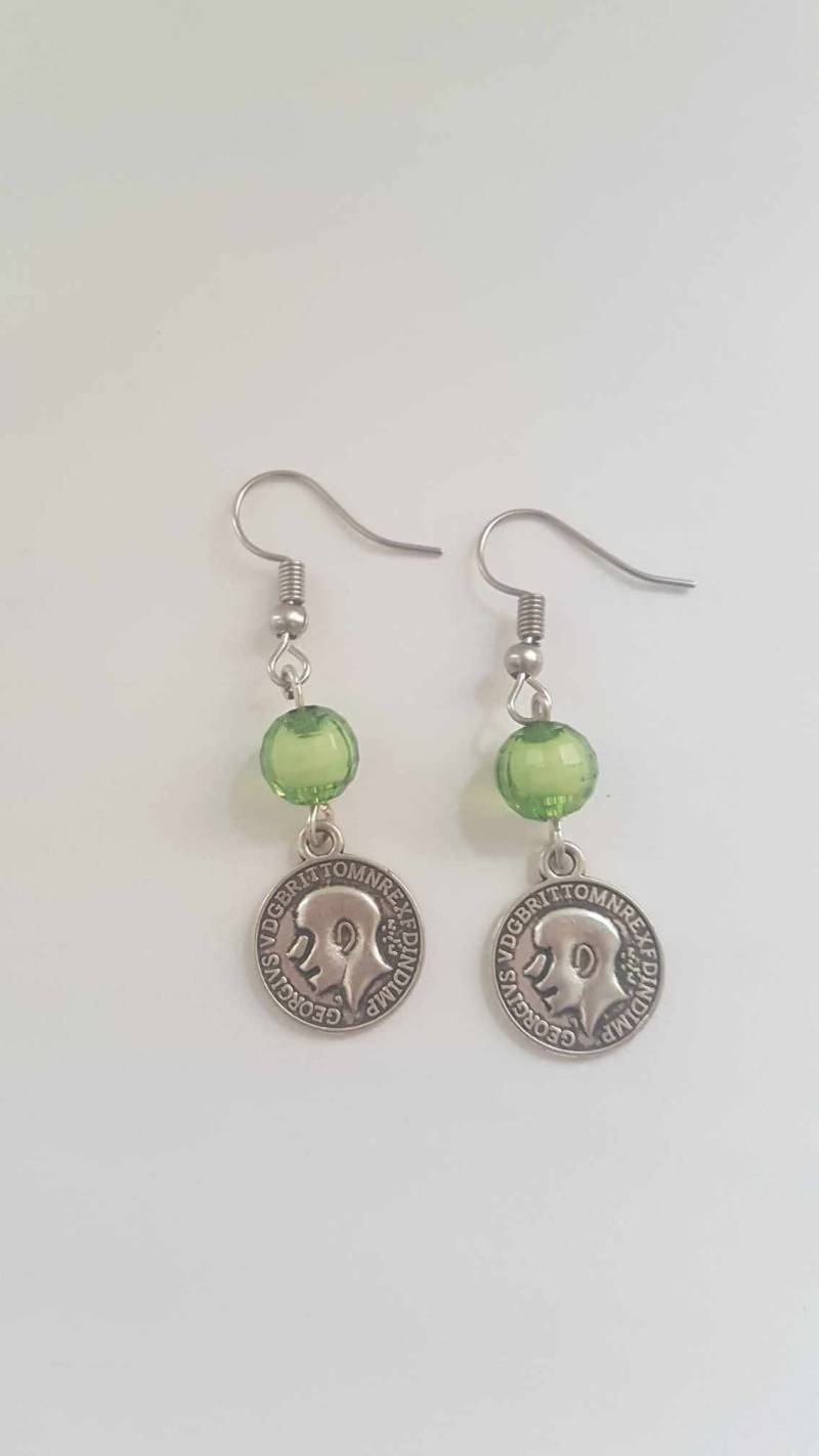 Wunderschöne Handgefertigte Ohrhänger Mit Kleiner Münze Und Plastikperle von EmbroideryPalestine