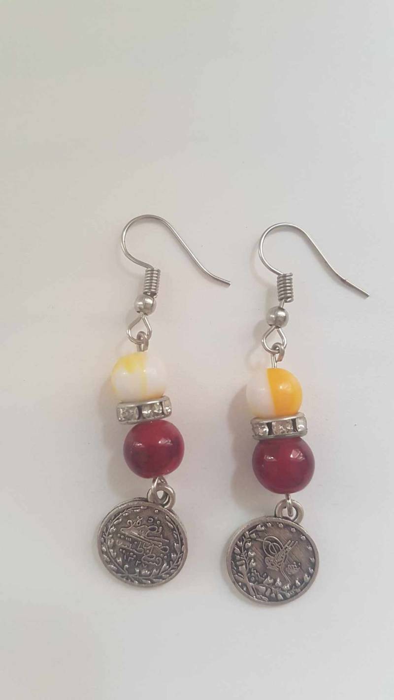 Wunderschöne Handgefertigte Ohrringe Mit Kleiner Münze Und Glasperlen in Rot & Gelb Wunderschöne Handgefertigte Ohrringe Mit Kleiner Münze Und Glasperlen in Rot & Gelb von EmbroideryPalestine