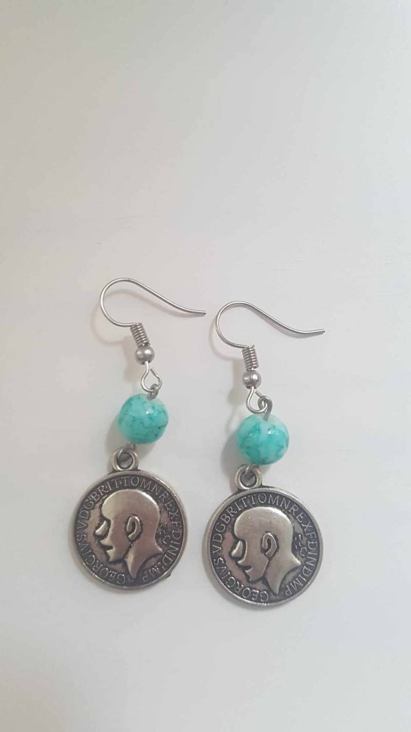 Wunderschöne Handgemachte Ohrhänger Mit Großer Münze Und Türkisfarbener Plastikperle Wunderschöne Handgemachte Ohrhänger Mit Großer Münze Und Türkisfarbener Plastikperle von EmbroideryPalestine