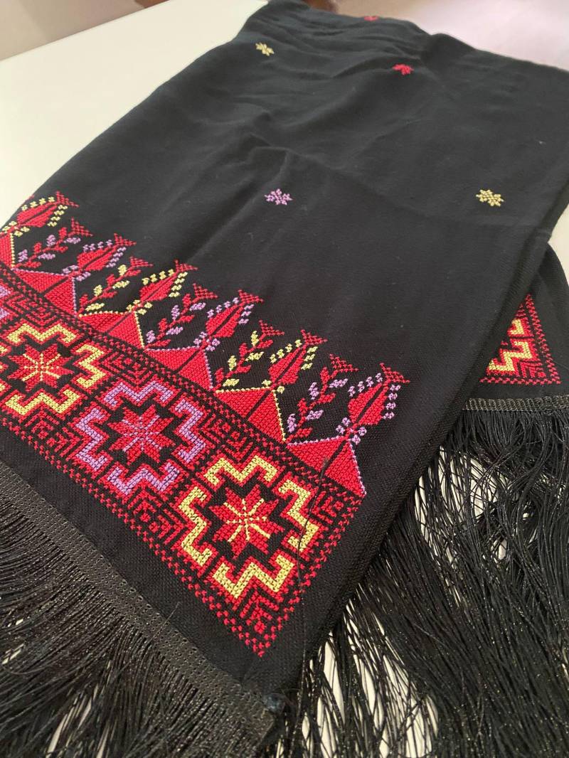 Wunderschöner Schwarzer Schal Handbestickt in Rot, Gelb Und Lila Aus Palästina Wunderschöner Schwarzer Schal Handbestickt in Rot, Gelb Und Lila Aus Palästina von EmbroideryPalestine