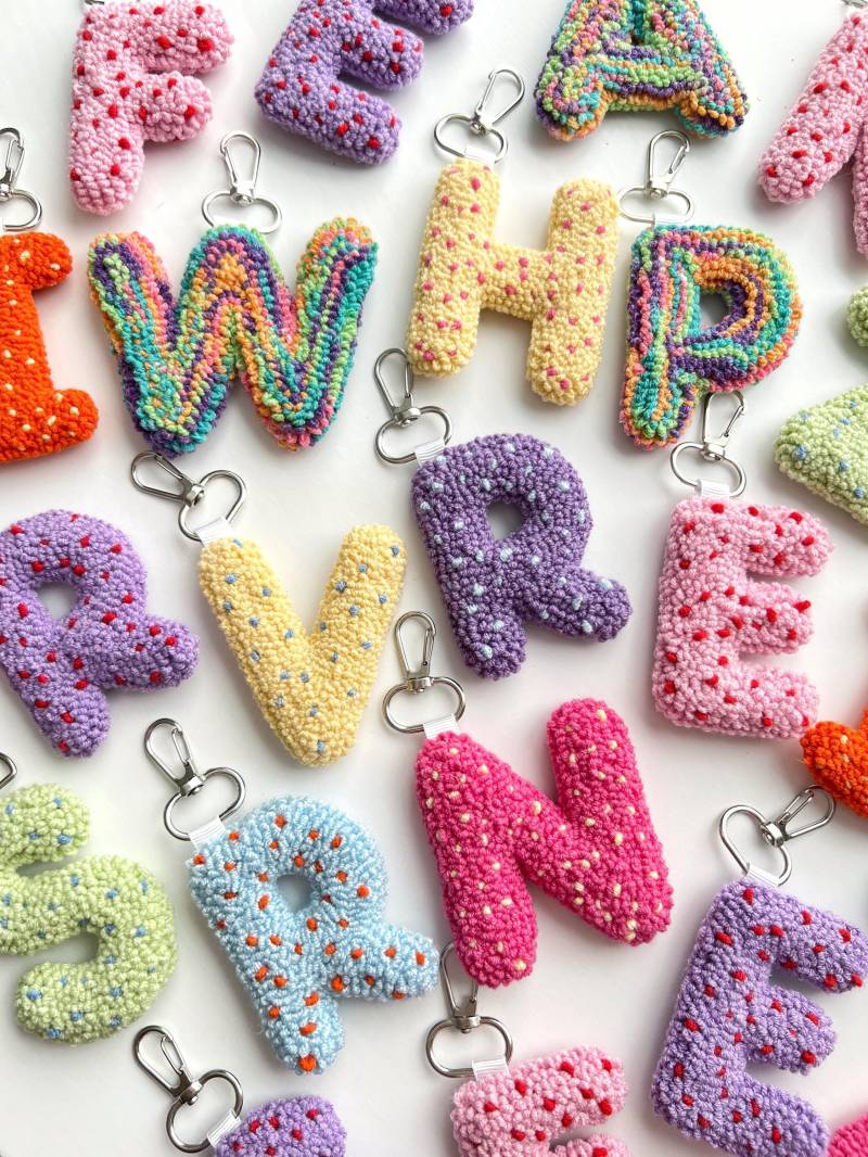 Personalisierte Tasche Zubehör, Benutzerdefinierte Initial Taschenanhänger, Taschenanhänger Punch Needle Schlüsselanhänger, Brief Personalisierte Tasche Zubehör, Benutzerdefinierte Initial Taschenanhänger, Taschenanhänger Punch Needle Schlüsselanhänger, Brief von EmbroiderywithAycan