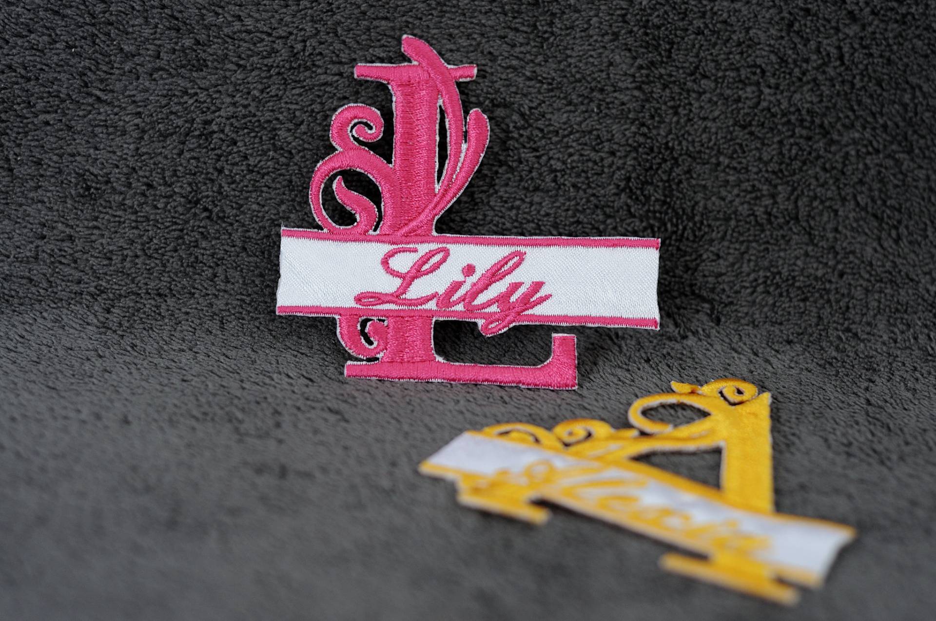 Gesticktes Monogramm Namenspatch Zum Aufbügeln Oder Aufnähen Gesticktes Monogramm Namenspatch Zum Aufbügeln Oder Aufnähen von Embrostyle