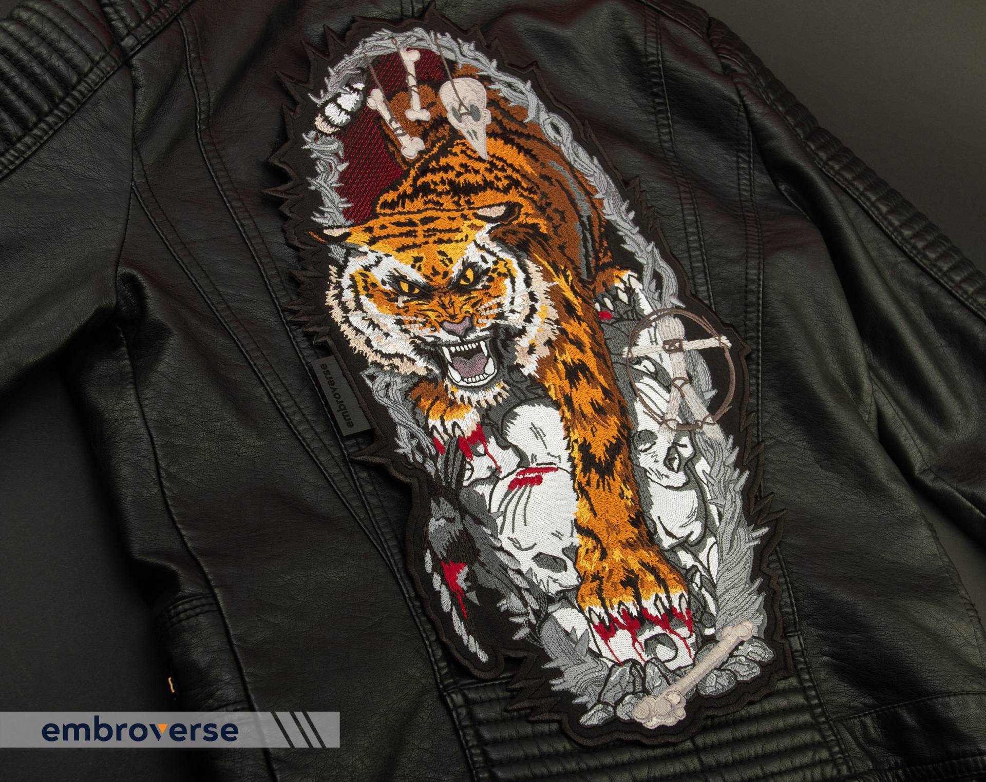 Großer Tiger Aufnäher - Angry Wild Animal Mit Totenköpfen Und Knochen Aufbügler Größe 22 X 30 cm von Embroverse