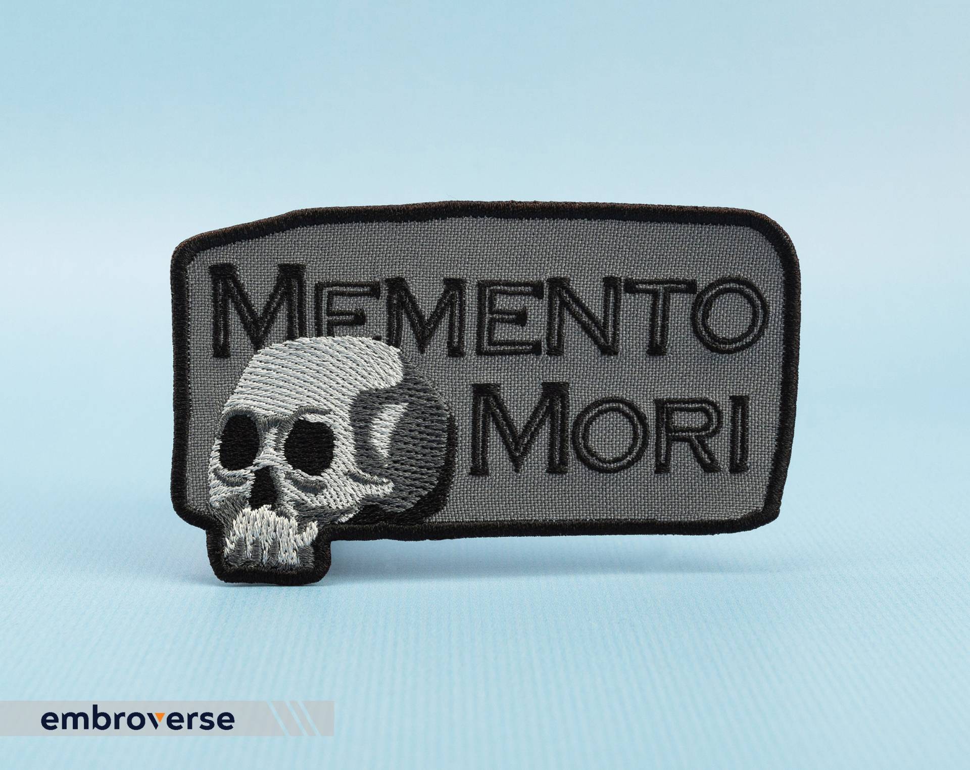 Memento Mori Patch - Erinnere Dich An Den Tod Inspirierendes Zitat Gestickte Bügelbilder Größe 10 X 2, 4 Zoll von Embroverse