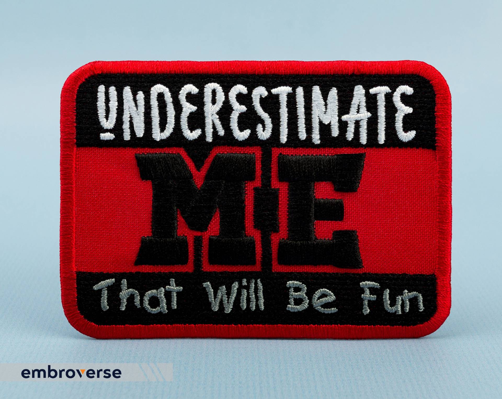 Underestimate Me Patch - Gestickte Lustige Spruch Aufnäher/Bügeln Größe 3, 9 X 3 Zoll von Embroverse