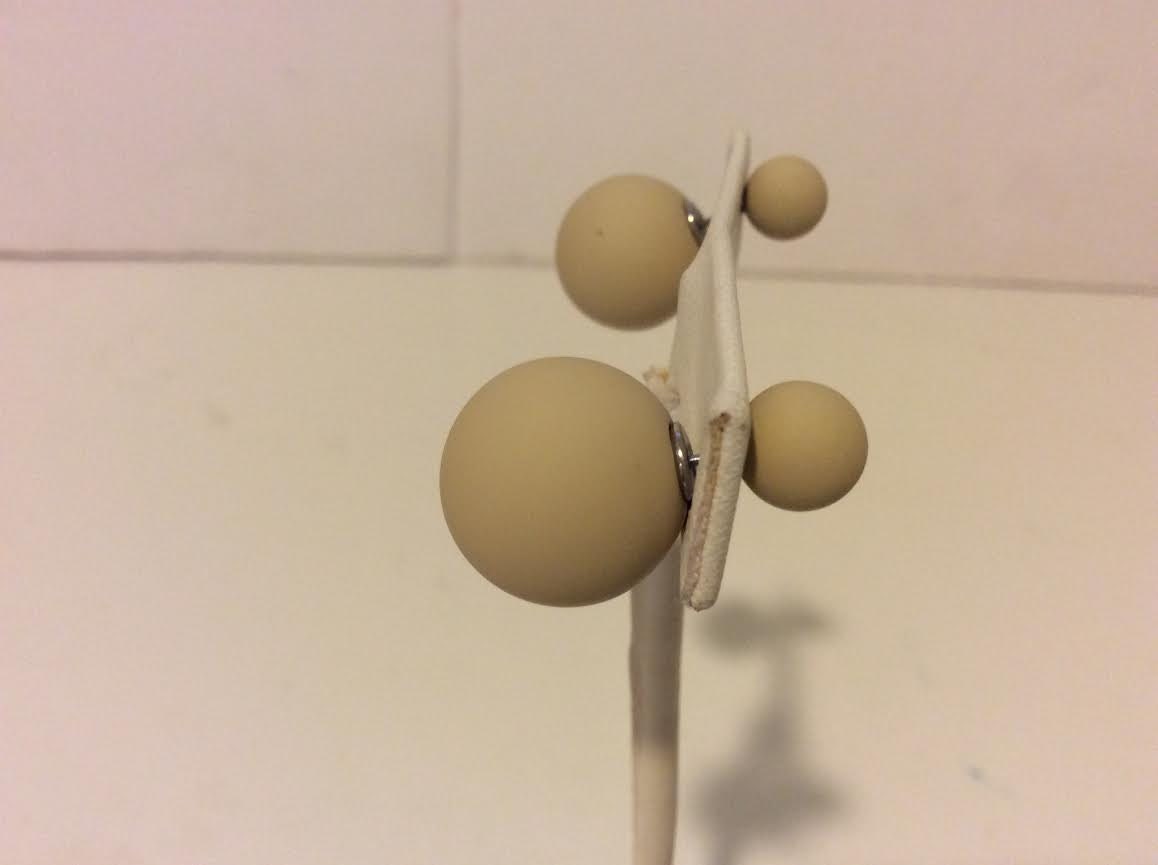 Creme Zwei Stück Matte Perlen Ohrringe von EmeliaHart