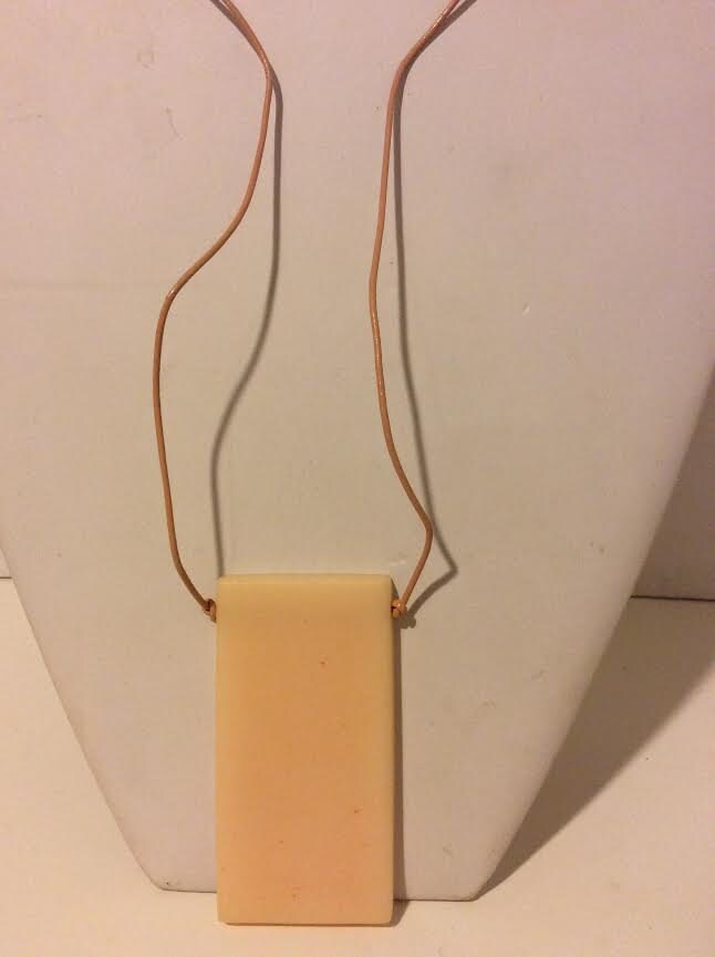 Einzigartige Licht Rosa Harz Bar Rechteck Halskette Auf Ein Leder-string von EmeliaHart