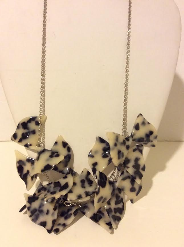 Einzigartigen Schwarzen Und Weißen Bogen Kuh Drucken Harz Verbindung Halskette von EmeliaHart