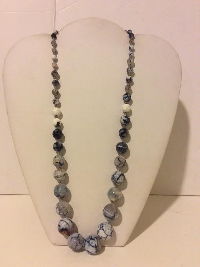 Elegantes Grau Blau Perlen Achat Kurze Halskette Elegantes Grau Blau Perlen Achat Kurze Halskette von EmeliaHart