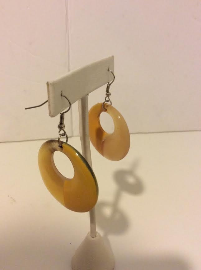 Gelb Lackiertes Büffel Horn Kreis Creolen von EmeliaHart