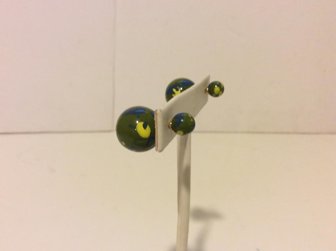 Green Swirl Glänzend Zwei Stück Ohrringe Green Swirl Glänzend Zwei Stück Ohrringe von EmeliaHart
