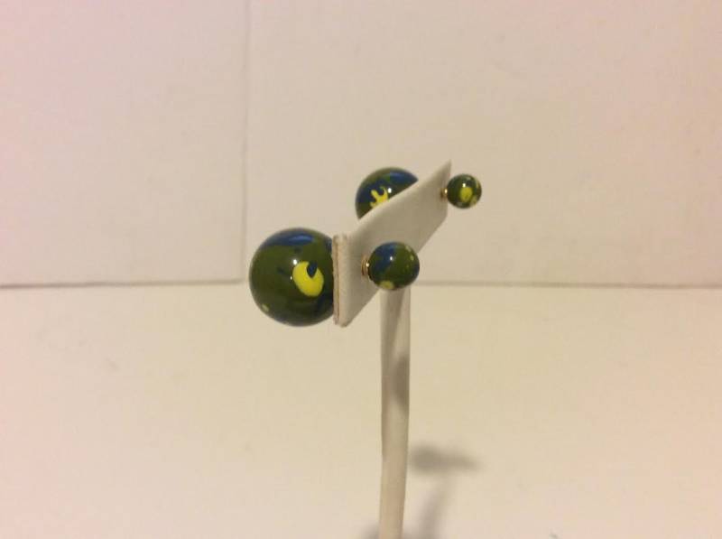 Green Swirl Glänzend Zwei Stück Ohrringe Green Swirl Glänzend Zwei Stück Ohrringe von EmeliaHart