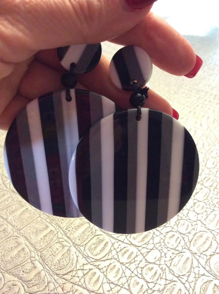 Großen Spaß Schwarz Weiß Und Grau Klobige Harz Kreis Ohrringe von EmeliaHart