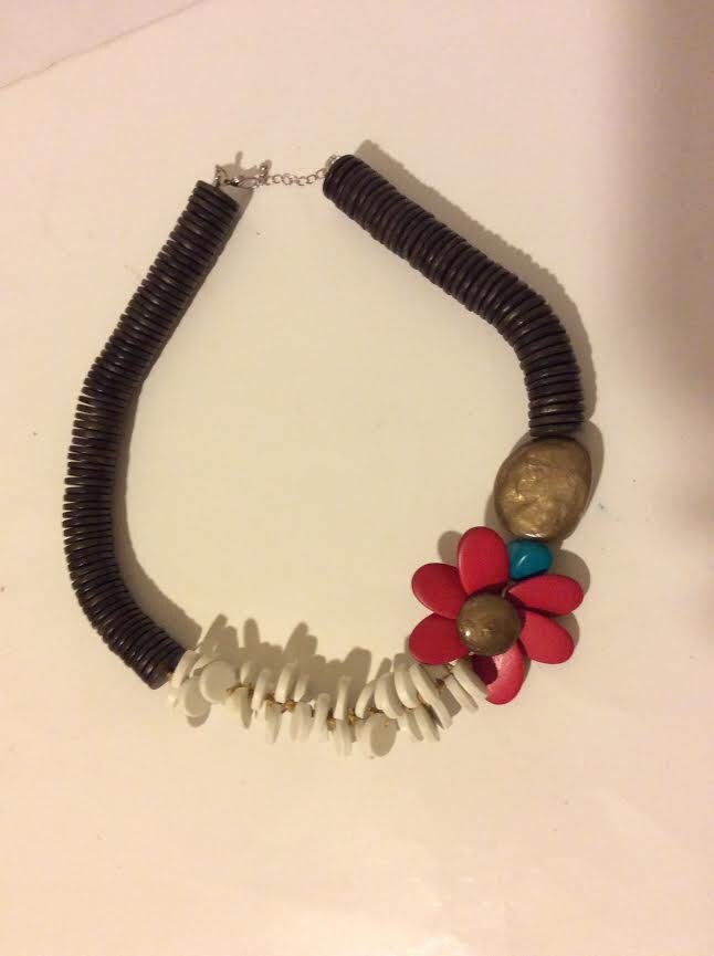 Klobige Große Rote Weiße Und Braune Kurze Blume Aus Holz Halskette Klobige Große Rote Weiße Und Braune Kurze Blume Aus Holz Halskette von EmeliaHart
