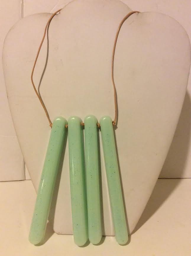 Klobige Minze Grüne Harz Und Leder Sticks Halskette von EmeliaHart