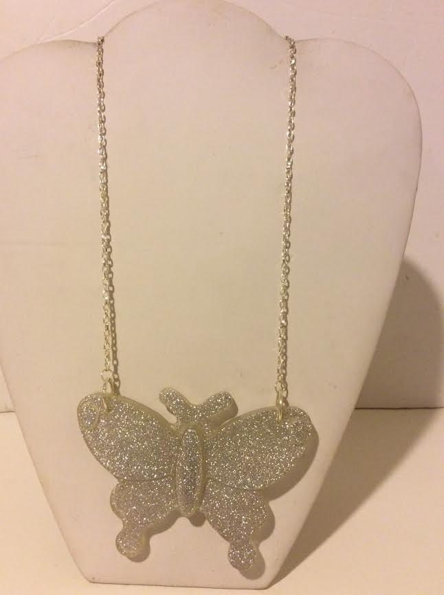 Klobige Silber Schmetterling Harz Anweisung Halsband von EmeliaHart