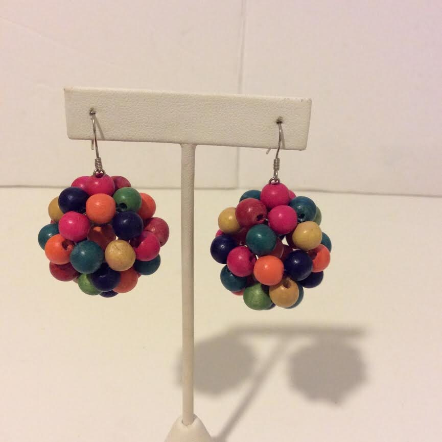 Liebenswert Lackiertem Holz Kugeln Regenbogen Cluster Ohrringe von EmeliaHart