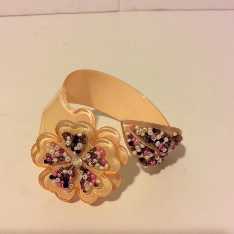 Liebenswert Pfirsich Blume Perlen Harz Manschette Armband Liebenswert Pfirsich Blume Perlen Harz Manschette Armband von EmeliaHart