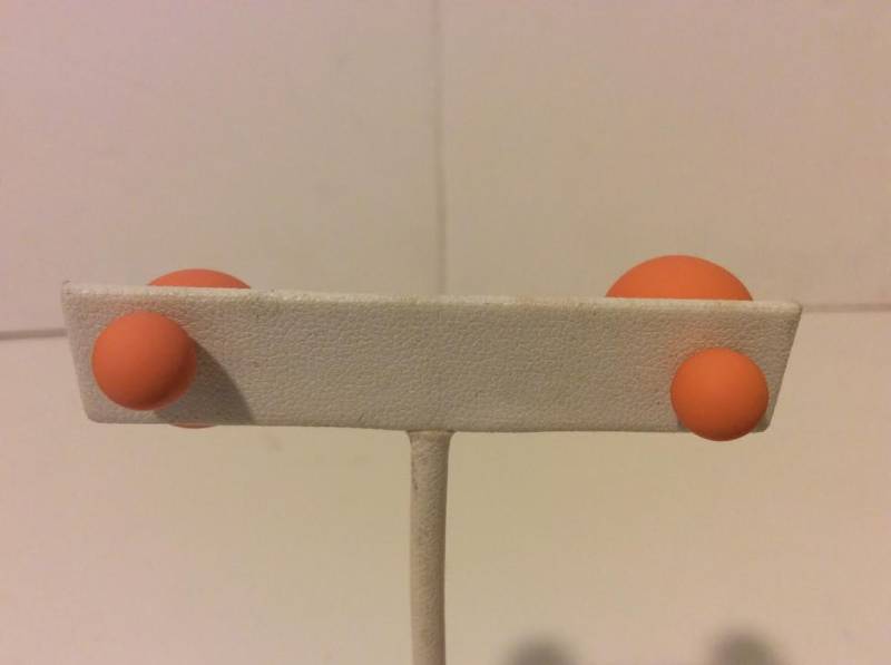 Matte Orange Zwei Stück Perlen Ohrringe Matte Orange Zwei Stück Perlen Ohrringe von EmeliaHart