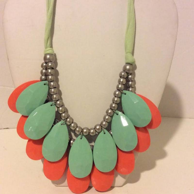 Minze Grün Und Pfirsich Geschichteten Tränenblech Klobige Anweisung Halskette von EmeliaHart