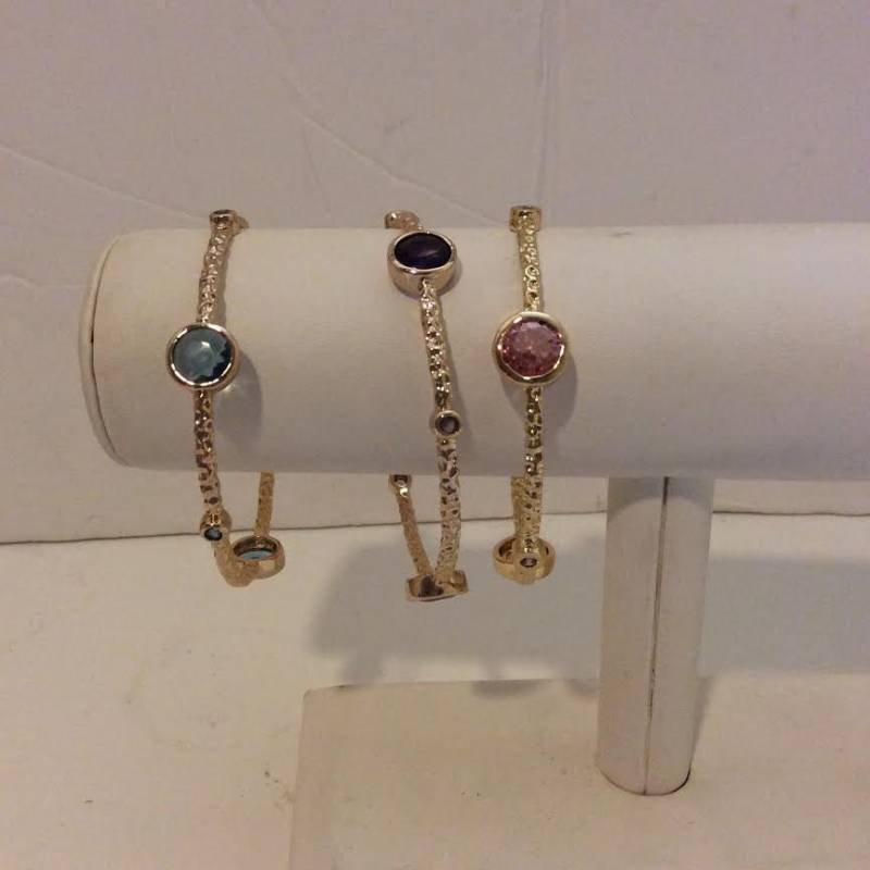 Satz Von 3 Große Runde Rosa Lila Und Blau Gold Farbigen Armreifen Armbänder Satz Von 3 Große Runde Rosa Lila Und Blau Gold Farbigen Armreifen Armbänder von EmeliaHart