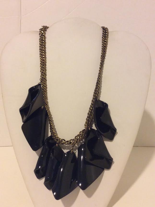 Schwarzes Harz Kurze Klobige Verbindung Halskette Auf Einer Bronze Kette von EmeliaHart