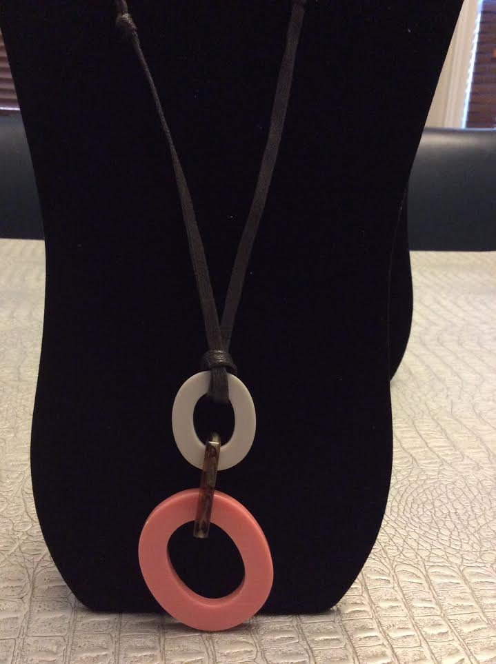 Süße Harz Rosa Und Tan Einstellbare Anhänger Halskette von EmeliaHart