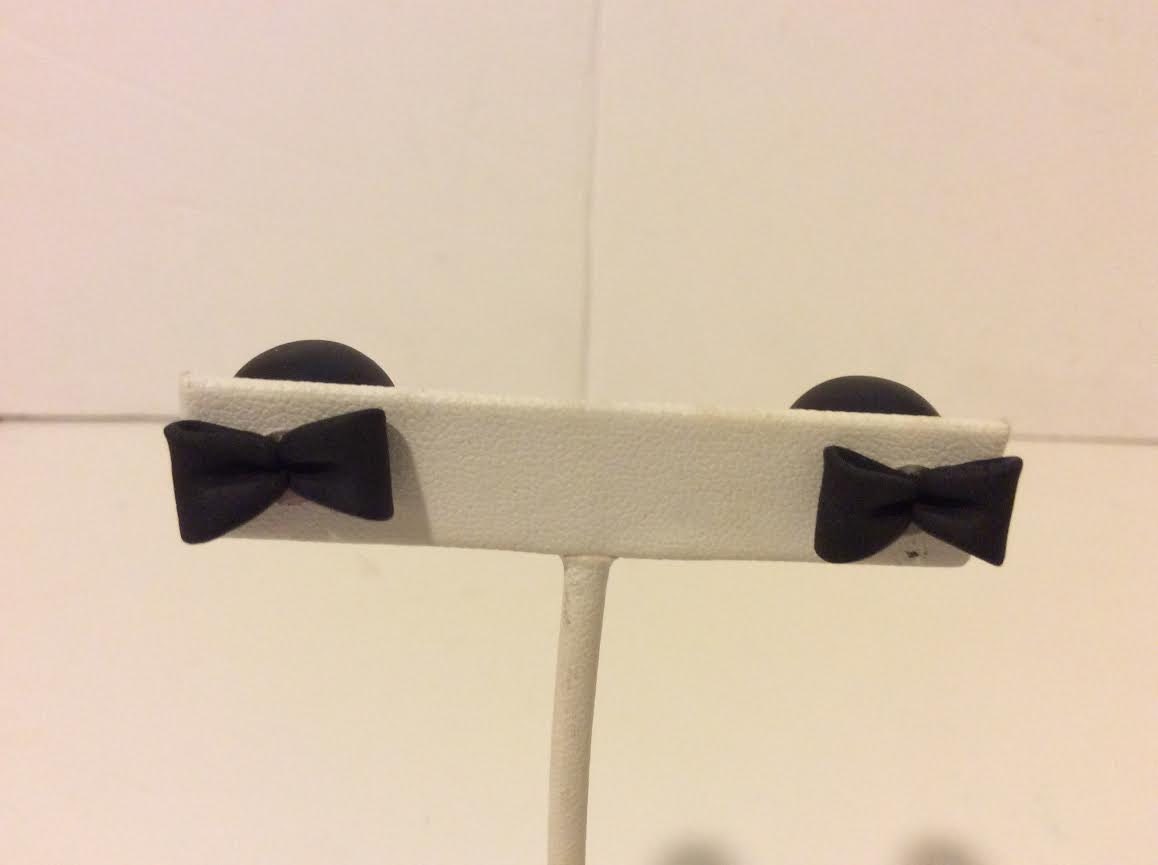 Süße Matte Schwarze Zweiteilige Polymer Ton Bogen Ohrringe von EmeliaHart