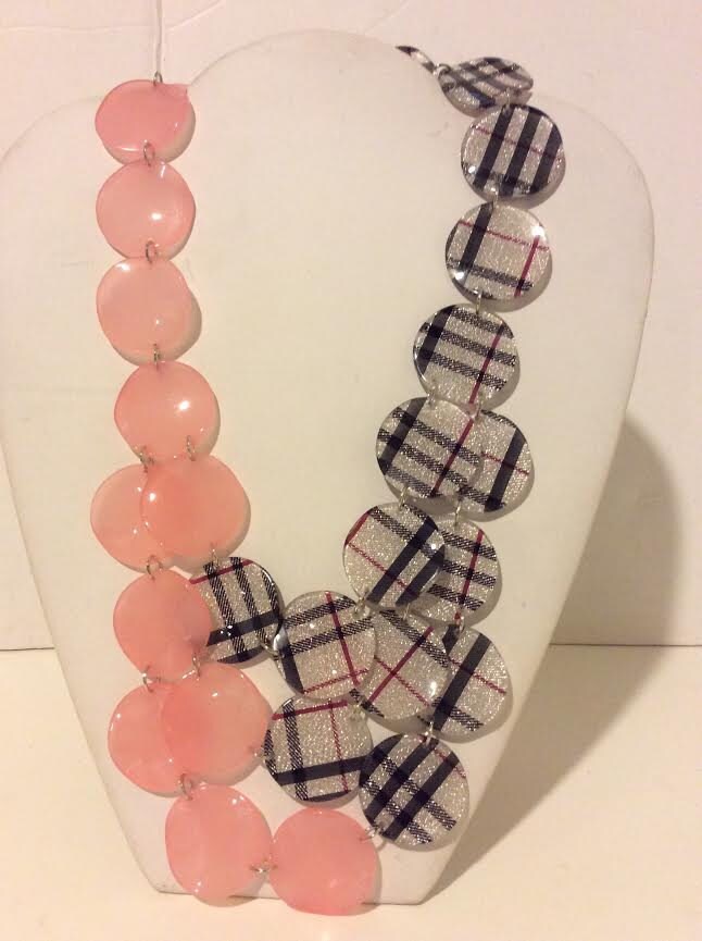 Verkauf Pink Und Silber Karo Harz Anweisung Halskette von EmeliaHart
