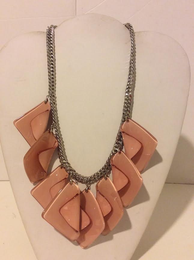 Weiche Rosa Kurzen Bulligen Einzigartige Harz Verbindung Erklärung Halskette von EmeliaHart