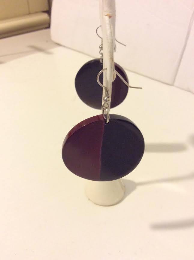 Weinrot Und Schwarz Lackiertem Büffel Horn Kreis Ohrringe von EmeliaHart