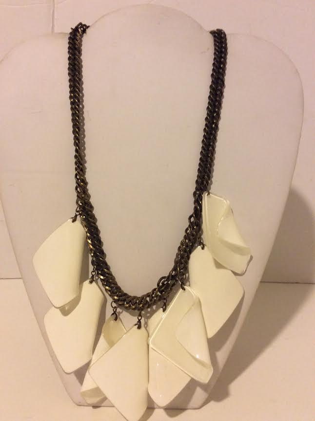 Weißen Klobige Harz Halskette Auf Einer Bronze Kette Weißen Klobige Harz Halskette Auf Einer Bronze Kette von EmeliaHart