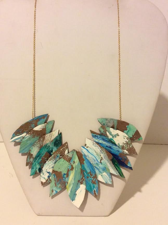 Wunderschöne Braun Grün Blau Und Weiß Lackiertem Leder Blatt Halskette von EmeliaHart