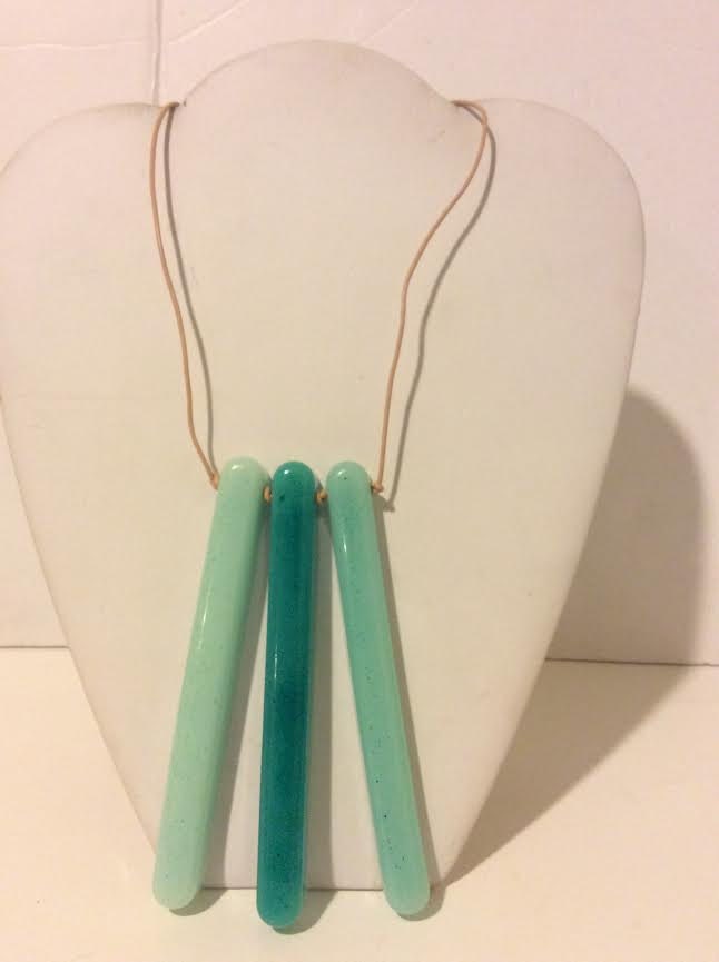 Zwei Ton Grün Harz Und Leder Einzigartige Klobige Stöcke Halskette Zwei Ton Grün Harz Und Leder Einzigartige Klobige Stöcke Halskette von EmeliaHart