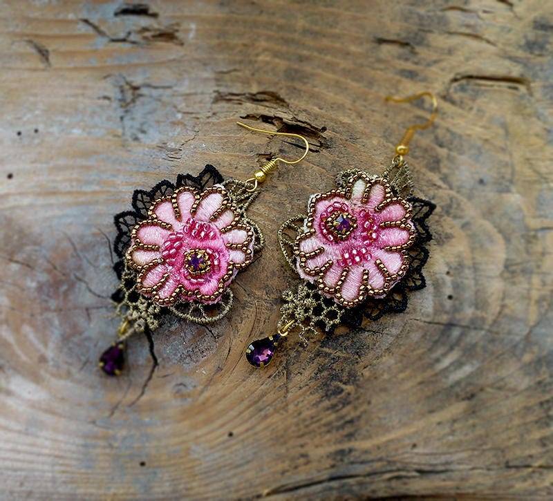 Stickerei Spitze Ohrringe Barocken Marie-Antoinette Stil Blume Perlen Kristall Kronleuchter Schmuck von Emeliebeads