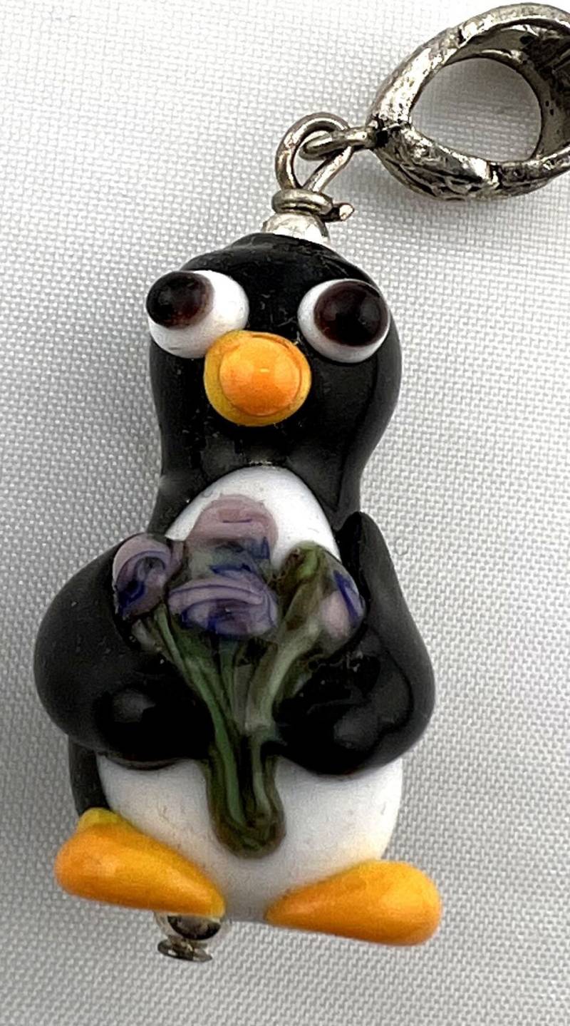 Pinguin Mit Blumenstrauß - Anhänger Kordel Pinguin Mit Blumenstrauß - Anhänger Kordel von EmeraldArtByBridget