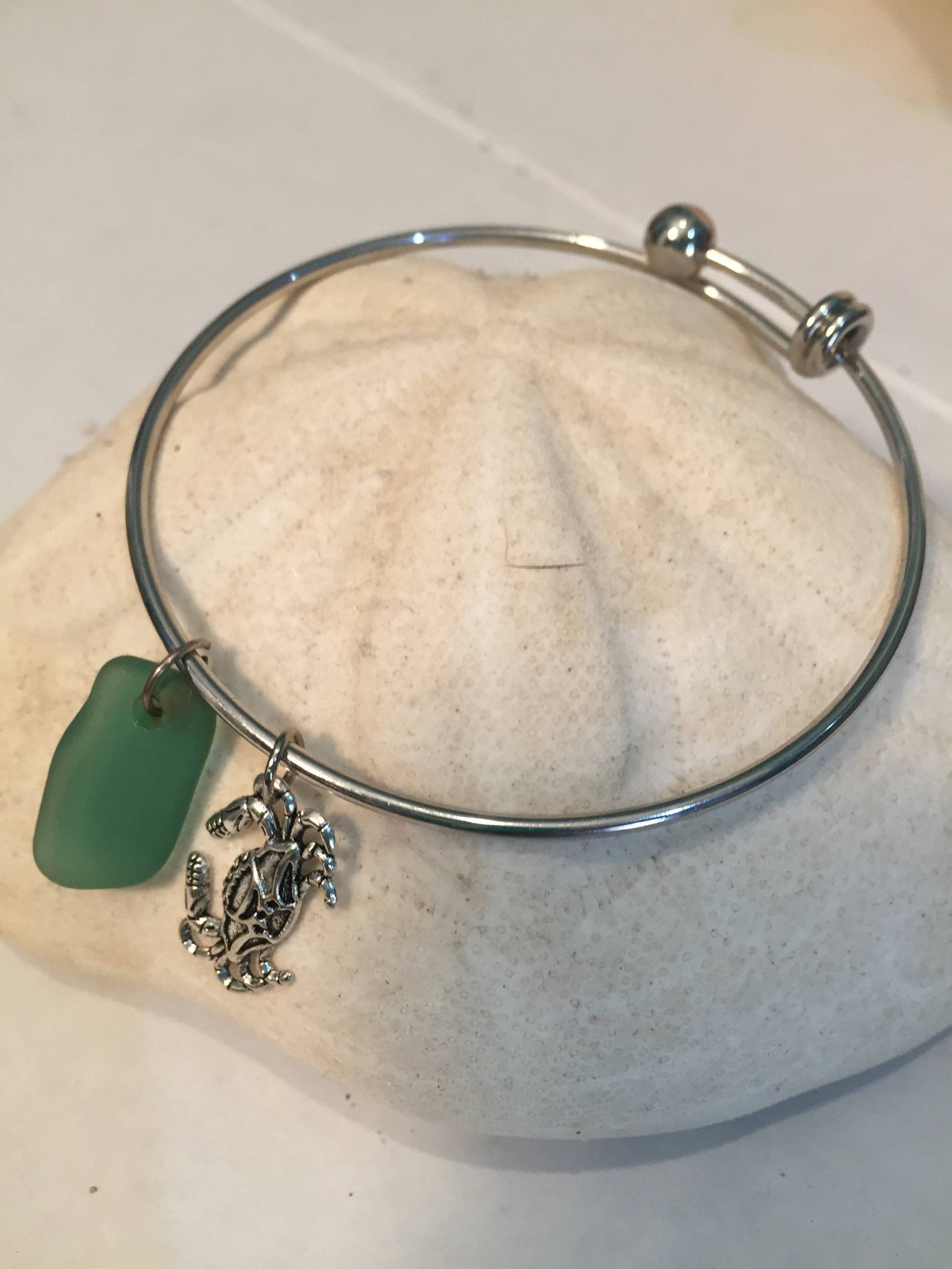 Aqua Green Sea Glas Armreif Mit Krabbe Charme Aqua Green Sea Glas Armreif Mit Krabbe Charme von EmeraldBaySeaGlass