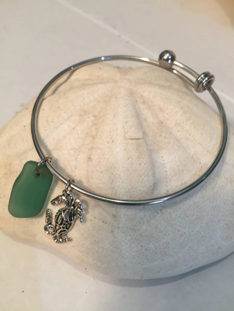 Aqua Green Sea Glas Armreif Mit Krabbe Charme Aqua Green Sea Glas Armreif Mit Krabbe Charme von EmeraldBaySeaGlass