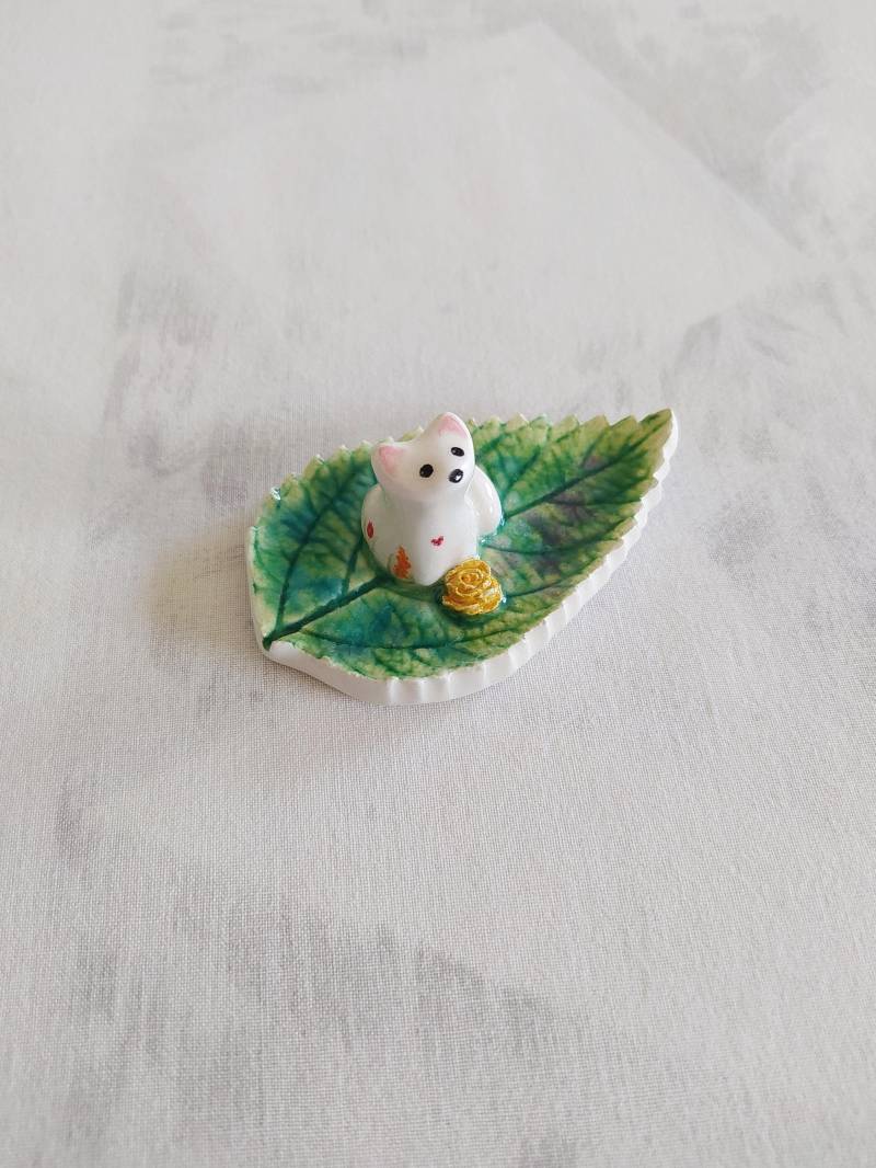 Keramik Weißer Fuchs Auf Blatt Schale | Weiße Katze in Der Nähe Rose Schmucktablett Tier Home Dekoration Kleiner Teller von EmeraldGreenEyeCat