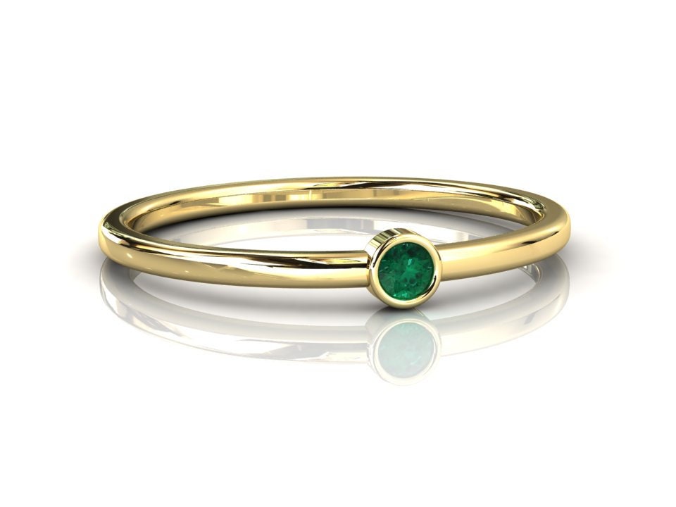 Smaragd Stapelring, Dünnes 14K Gelbgold Solitär Ehering, Alltäglicher Schmuck, Mai Geburtsstein Geschenk Für Sie, Schlichter Moderner Stil Ring von EmeraldJewelStudio