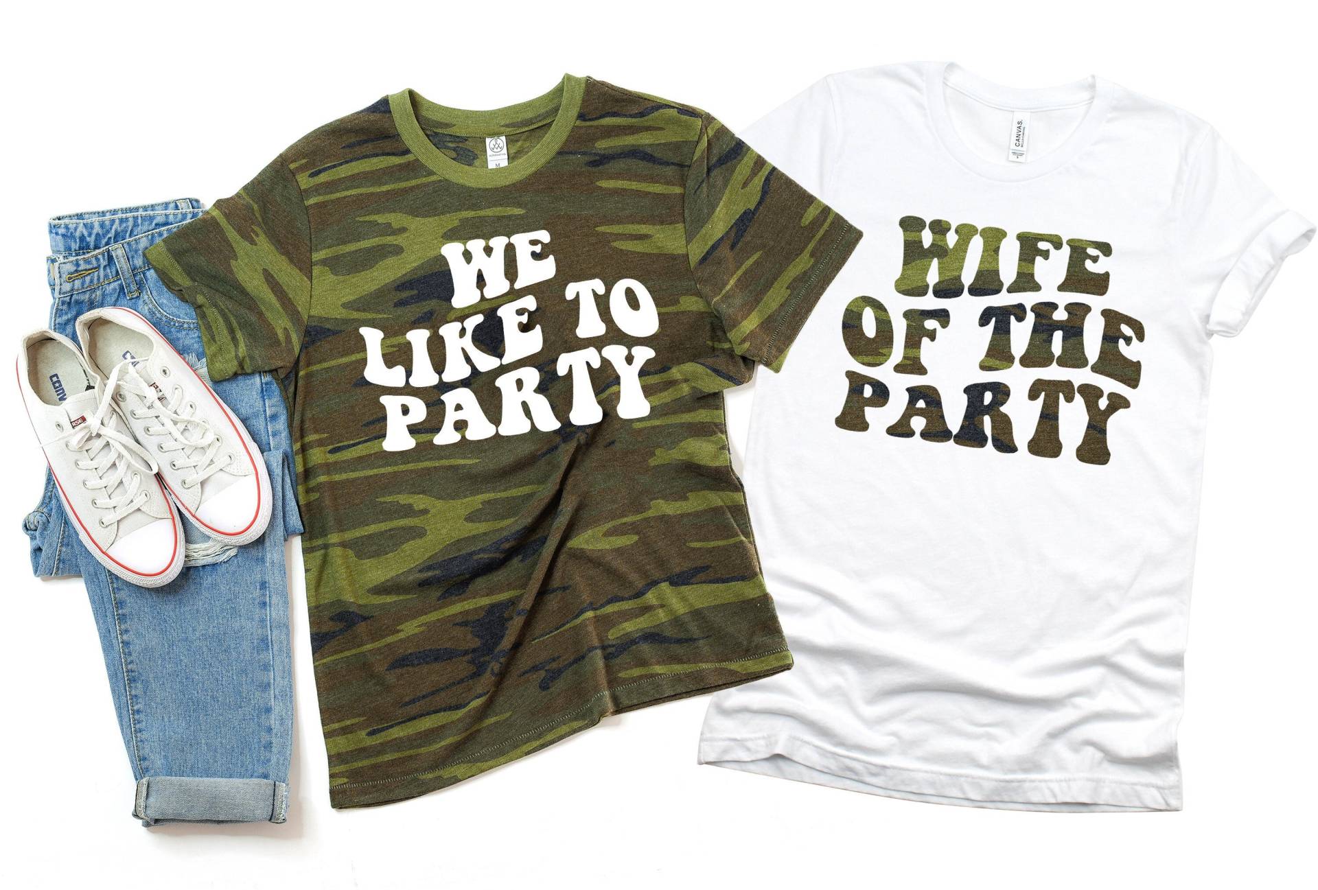 Camo Junggesellinnenabzeichen Party Shirts, Frau Der Party, We Like To T-Shirt, Retro Grafik T-Shirt, Geschenke Für Sie, Braut Shirts, Mädchen Reise von EmeraldandJadeCo