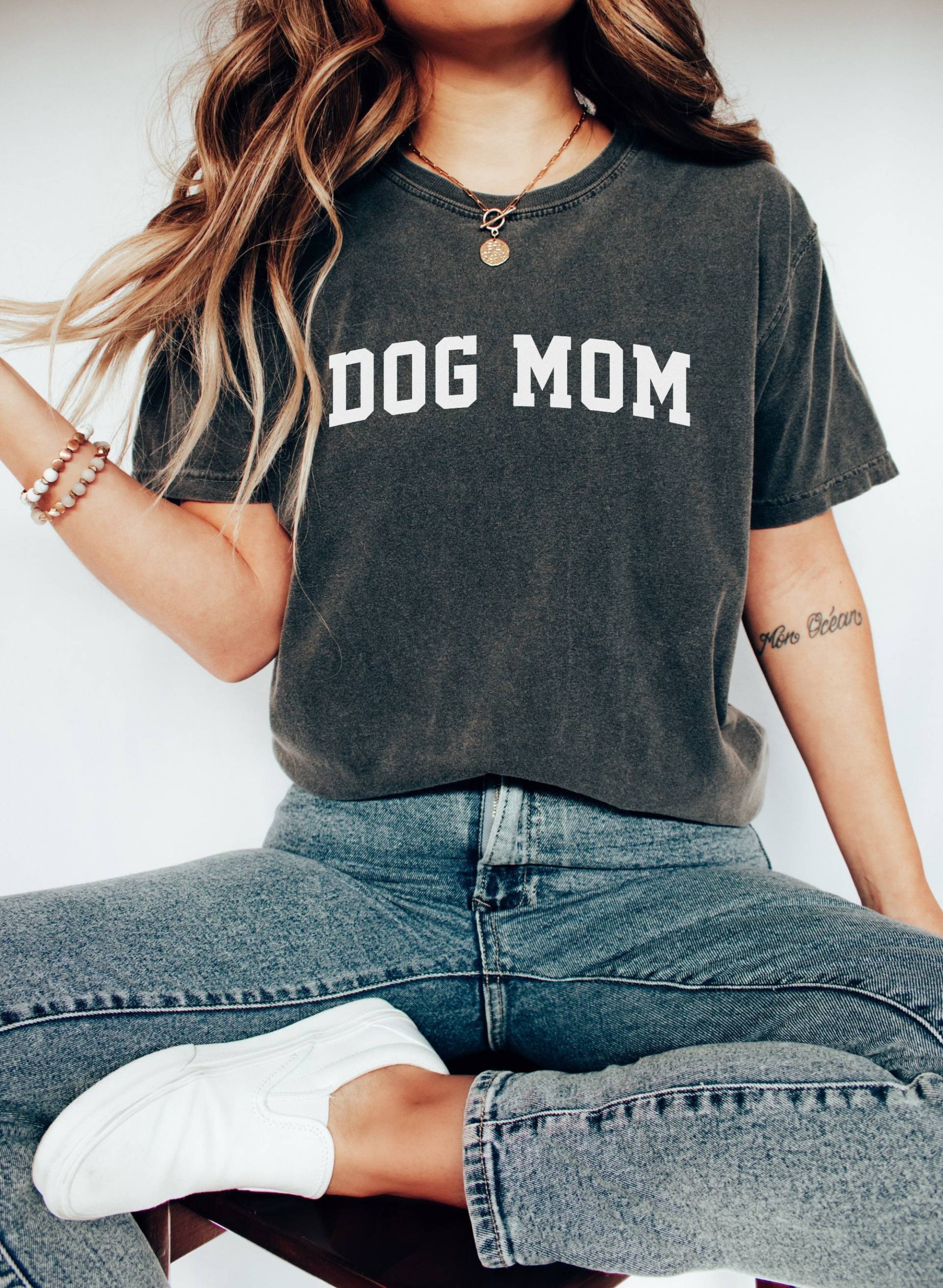 Comfort Colors T-Shirt, Hund Mama Shirt, Neue Hunde Stolze Welpe Mama, Muttertag Geschenk, Golden Retriever Mädchen Doodle Mom von EmeraldandJadeCo