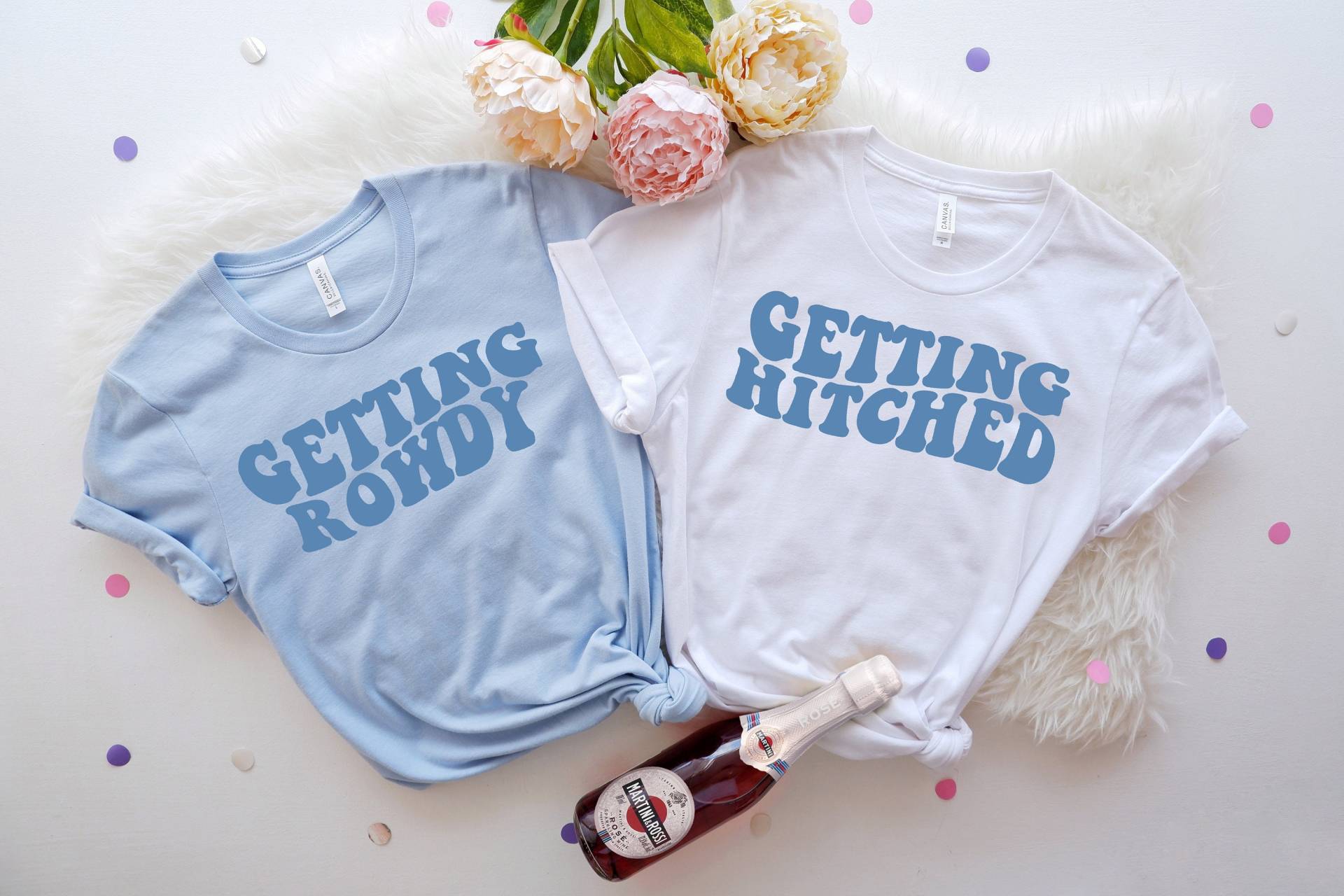 Getting Hitched Rowdy, Junggesellinnen Party Shirts, I Do Crew, T-Shirt, Mädchen Trip Shirt, Retro Blau Shirt von EmeraldandJadeCo