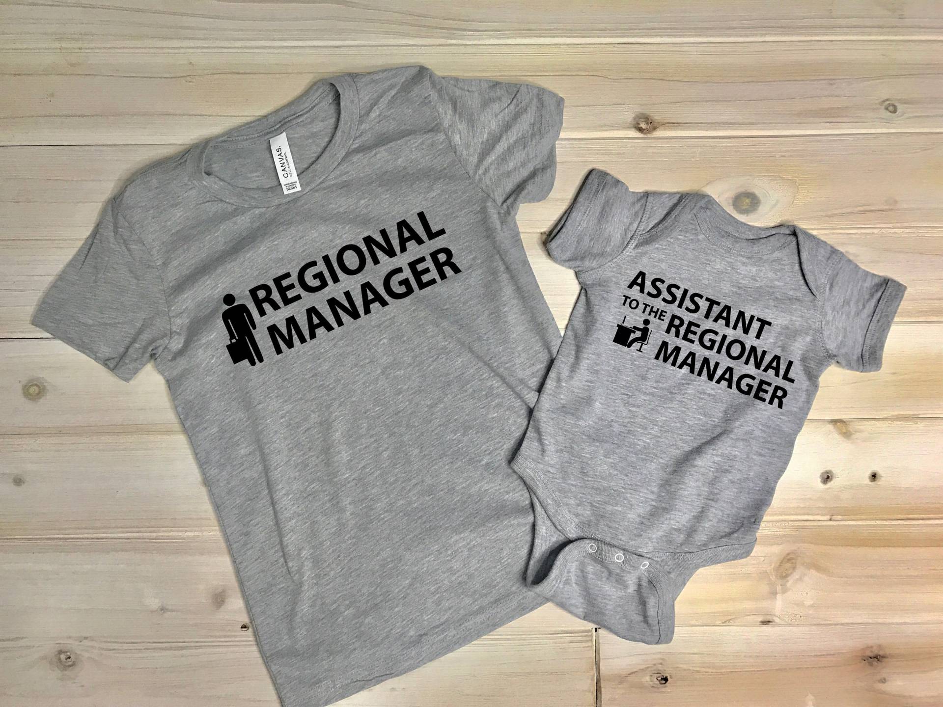 Vater Sohn Passende Shirts | Regionalleiter Assistentin Des Regionalleiters Papa Und Ich Baby Passendes T-Shirt von EmeraldandJadeCo