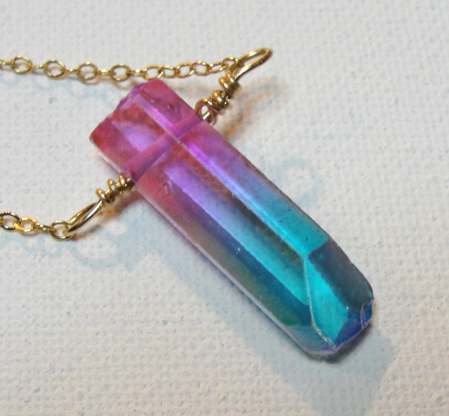 (2 Knalligen Pink Und Blau Kristall Auf 14 K Gold Gefüllt Kette Draht. Etwa 23" Lange Kette (2 Knalligen Pink Und Blau Kristall Auf 14 K Gold Gefüllt Kette Draht. Etwa 23" Lange Kette von EmeraldeEnterprises