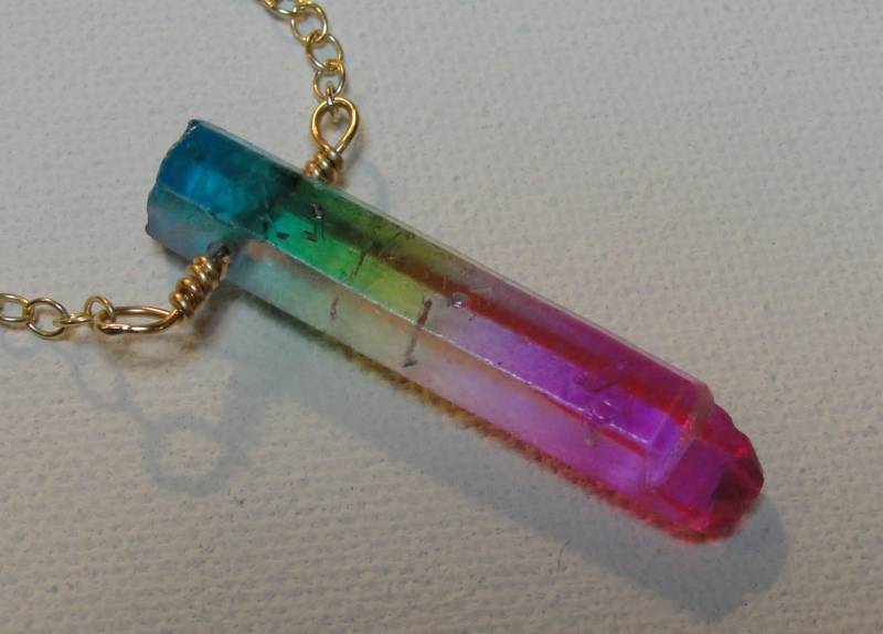 (5 Regenbogen Rosa, Blau Und Gelb Kristall Auf 14 K Gold Gefüllt Kette Draht. Etwa 25" Lange Kette (5 Regenbogen Rosa, Blau Und Gelb Kristall Auf 14 K Gold Gefüllt Kette Draht. Etwa 25" Lange Kette von EmeraldeEnterprises